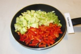 Шаг 6. Выложить на сковороду все овощи, обжарить 5 минут.