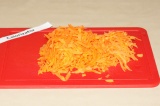 Шаг 1. Морковь натереть на крупной терке.
