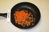 Шаг 6. Добавить морковь, обжарить 3-4 минуты.