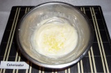 Шаг 7. Глазурь: смешать при помощи блендера сливочный сыр, сахарную пудру и цедр