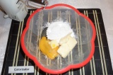 Шаг 2. Тесто: взбить миксером 1 яйцо, сливочное масло, сахарную пудру и соль.
