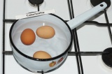 Шаг 1. Отварить яйца в течение 10 минут после закипания. Затем остудить.