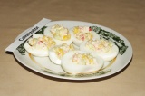 Готовое блюдо: яйца фаршированные крабовым салатом