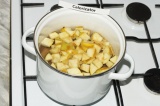 Шаг 4. В кипящую воду добавить яблоки и кипятить на слабом огне 15 минут. Затем