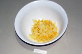 Шаг 1. В миску выложить кукурузу и нарезанные мелкими кубиками ананасы.