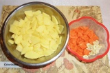 Шаг 4. Картофель порезать, посолить. Морковь и чеснок порезать.