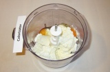 Шаг 1. Сложить в блендер творог, яйца, ванилин и половину сахара.
