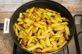 Шаг 7. На сковороде обжарить картофель до полуготовности.
