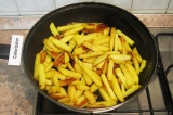 Шаг 2. Обжарить картофель на растительном масле, посолить.