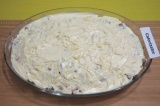 Шаг 7. В форму выложить слоями: картофель, колбасу, грибы с луком, сыр. Сверху