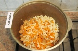 Шаг 5. Морковь и редьку добавить к мясу, перемешать и жарить 5 мин.