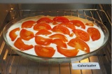 Шаг 9. На сметану выложить помидоры. Разогреть заранее духовку до 180 градусов.