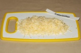 Шаг 5. В это время натереть сыр на мелкой терке.