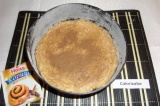 Шаг 7. Выложить тесто в форму, сверху посыпать корицей 0,5 ч.л. и коричневым сах