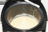 Шаг 3. Тесто бисквита влить в чашу мультиварки и установить программу «выпечка»