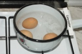Шаг 1. Яйца отварить в течение 5-7 минут после закипания. Затем остудить.