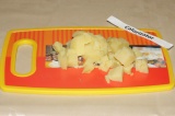 Шаг 4. Сваренный картофель очистить и нарезать небольшими кубиками.