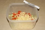 Шаг 4. Сыр натереть на крупной терке и добавить к нарезанным овощам.