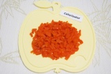 Шаг 10. Нарезать ранее сваренную морковь небольшими брусочками. Суп разлить по
