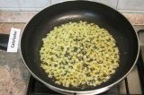 Шаг 3. Нарезать мелко лук и обжарить на сковороде на сливочном масле.
