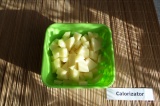 Шаг 3. Картофель порезать кубиками.