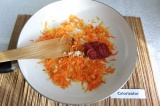 Шаг 8. На растительном масле обжарить лук, морковь, добавить томатную пасту и че