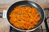 Шаг 5. Обжарить лук, морковь и перец на растительном масле до мягкости.