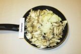 Шаг 3. Выложить в кастрюлю или на сковородку грибы и лук.
