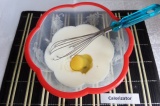 Шаг 1. Холодный кефир смешать с холодной водой, добавить яйцо, соль. Перемешать