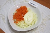 Шаг 3. Соединить капусту и морковь, добавить майонез.