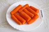 Шаг 1. Очистить и помыть морковь. Порезать небольшими кусочками.