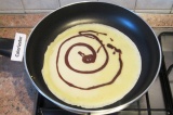 Шаг 5. Вылить небольшое количество теста на смазанную растительным маслом сковор