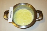 Шаг 8. Добавить смесь с желтками в кипящее молоко, проварить несколько минут до