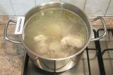 Шаг 1. Вскипятить в кастрюле воду. Порезать курицу и опустить в кипящую воду.