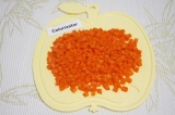 Шаг 3. Морковь нарезать мелкими кубиками.