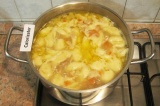 Шаг 8. Когда овощи будут готовы, в суп добавить клецки. Перемешать и варить суп