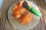 Шаг 2. Морковь порезать тонкой соломкой с помощью комбайна или овощечистки.