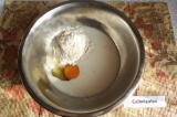 Шаг 1. Замесить тесто для блинчиков: соединить молоко, яйцо, соль, сахар и муку.