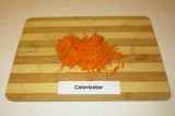 Шаг 1. Морковь натереть на терке.