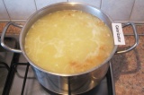 Шаг 9. Содержимое сковороды добавить к картофелю с пшеном, размешать и варить в