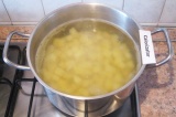 Шаг 4. Выложить картофель в кастрюлю с кипящей водой. Подсолить. Варить 10-15 ми