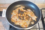 Шаг 6. Нарезать мелко сало и на сковороде вытопить с него жир на среднем огне.