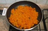 Шаг 5. Добавить к луку морковь, перемешать и обжаривать вместе 10 мин.
