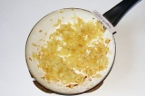 Шаг 2. Пока варится картофель, на сливочном масле поджарить мелко нарезанный лук