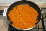 Шаг 3. Обжарить лук на 2 ст.л. масла 5 минут. Добавить морковь, перемешать и обж