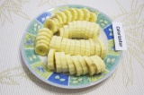Шаг 3. Очистить бананы и порезать нетолстыми кружками.