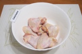 Шаг 1. Хорошо помыть и обсушить куриные крылья. Сложить их в глубокую миску.