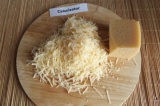 Шаг 6. Сыр натереть на мелкой терке.
