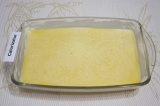 Шаг 5. Смазать форму для запекания сливочным маслом. Выложить на дно пластинки