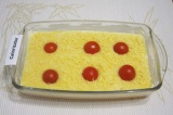 Шаг 6. Посыпать сверху тертым сыром. Помыть и обсушить помидоры черри и выложить